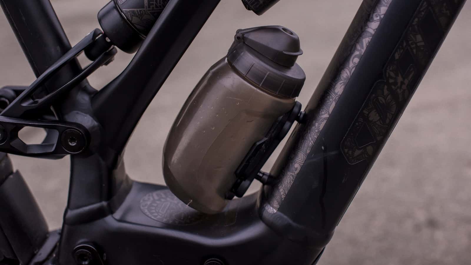 Designer LV cycling water bottle bidon, Sports Equipment, Bicycles